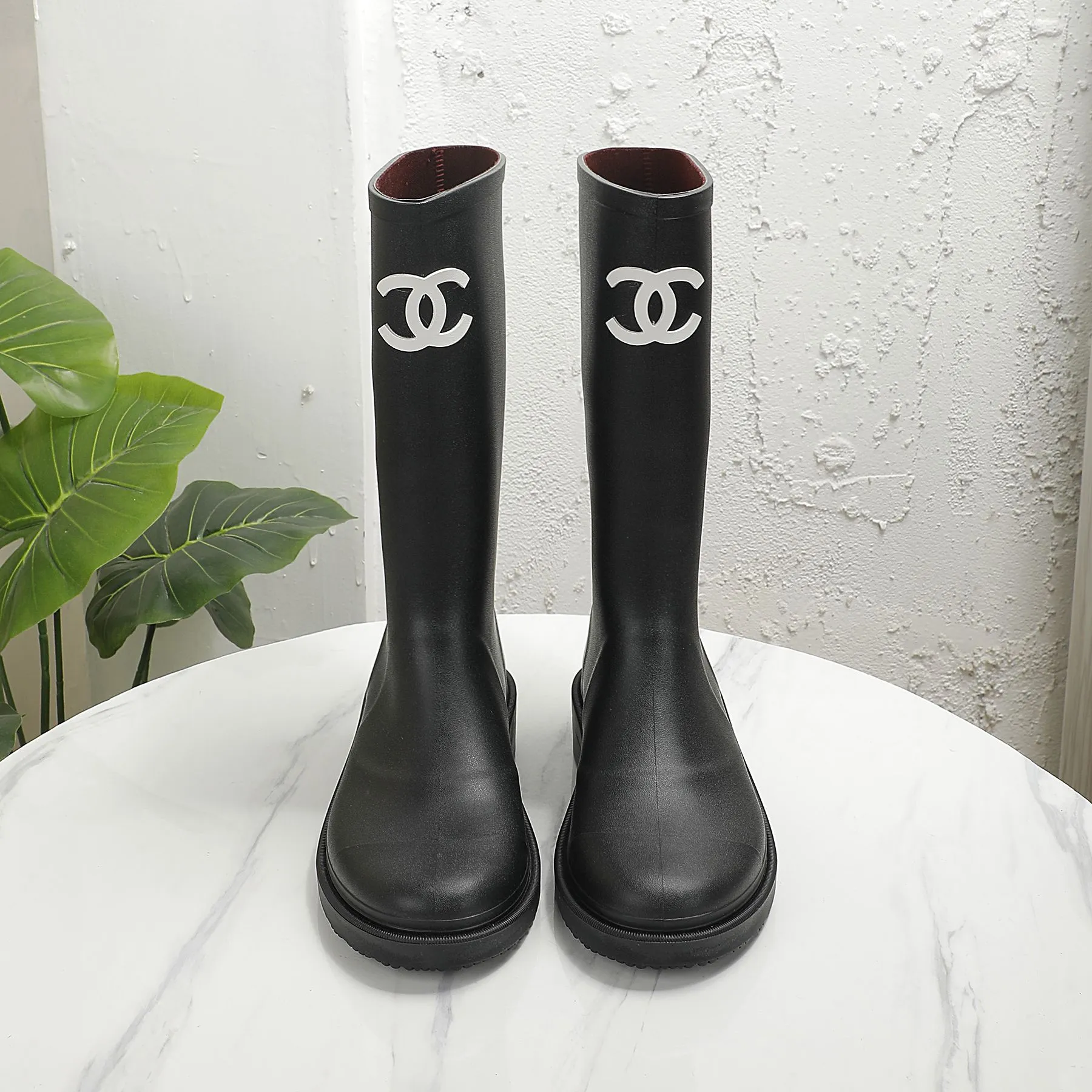 👟👟Ex-factory price 460👟👟 Women's Shoes Factory Women's Shoes Women's Clothing Women's CH Rain Boots CHANEL Chanel 22vs Summer Internet Celebrity Popular Rain Boot Series [Colorful Hot One-piece Rain Boots] I bought a pair of rain boots that are very good-looking this season. They are limited to single digits in domestic counters. You can’t get them unless you are Vic. I am so lucky. I really love these rain boots. I love them so much. The upper feet are soft and waxy. They are so comfortable. With these boots, whether you have O-shaped legs, Purchased at counter for 7800! ! ! Exclusive mold opening and customization on the entire network, after one month of adjustment to restore the genuine grade, counter inspection level, only genuine grade! ! Flash sale on all products on the market! ! Fabric: Original open mold T👟👟Ex-factory price U one-piece molding Inner: Original customized imported Lycra injection molding Feet: Original injection molding pad Packing: Original packaging Code number: 35-41 ☀Color: 5 colors produced simultaneously on the official website